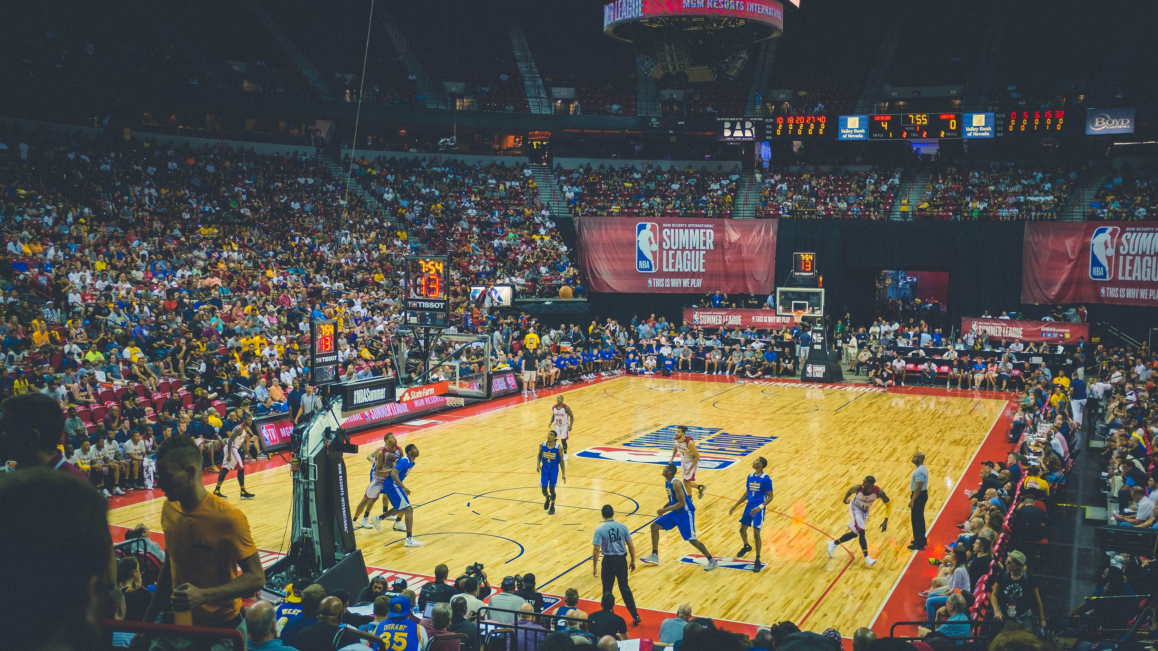 库里狂轰50分创赛季新高！勇士力克太阳，三分王再显神威