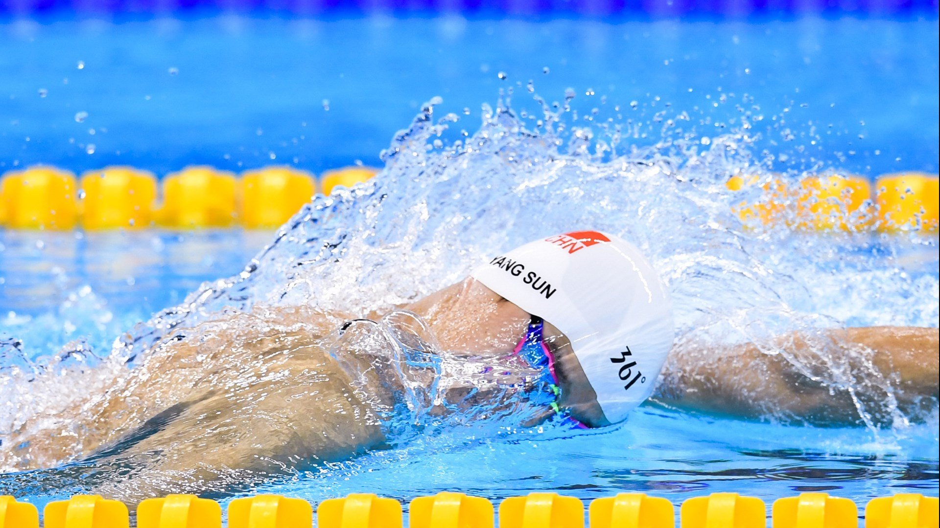 重磅官宣！超级巨星哈兰德以破纪录转会费加盟皇家马德里，签约五年震撼足坛